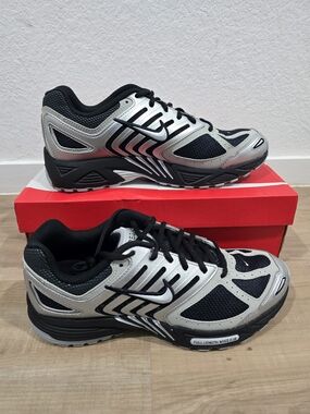 Nike Silver & Black Running Sneakers